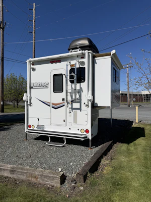 2012 Lance 950S - $14,500